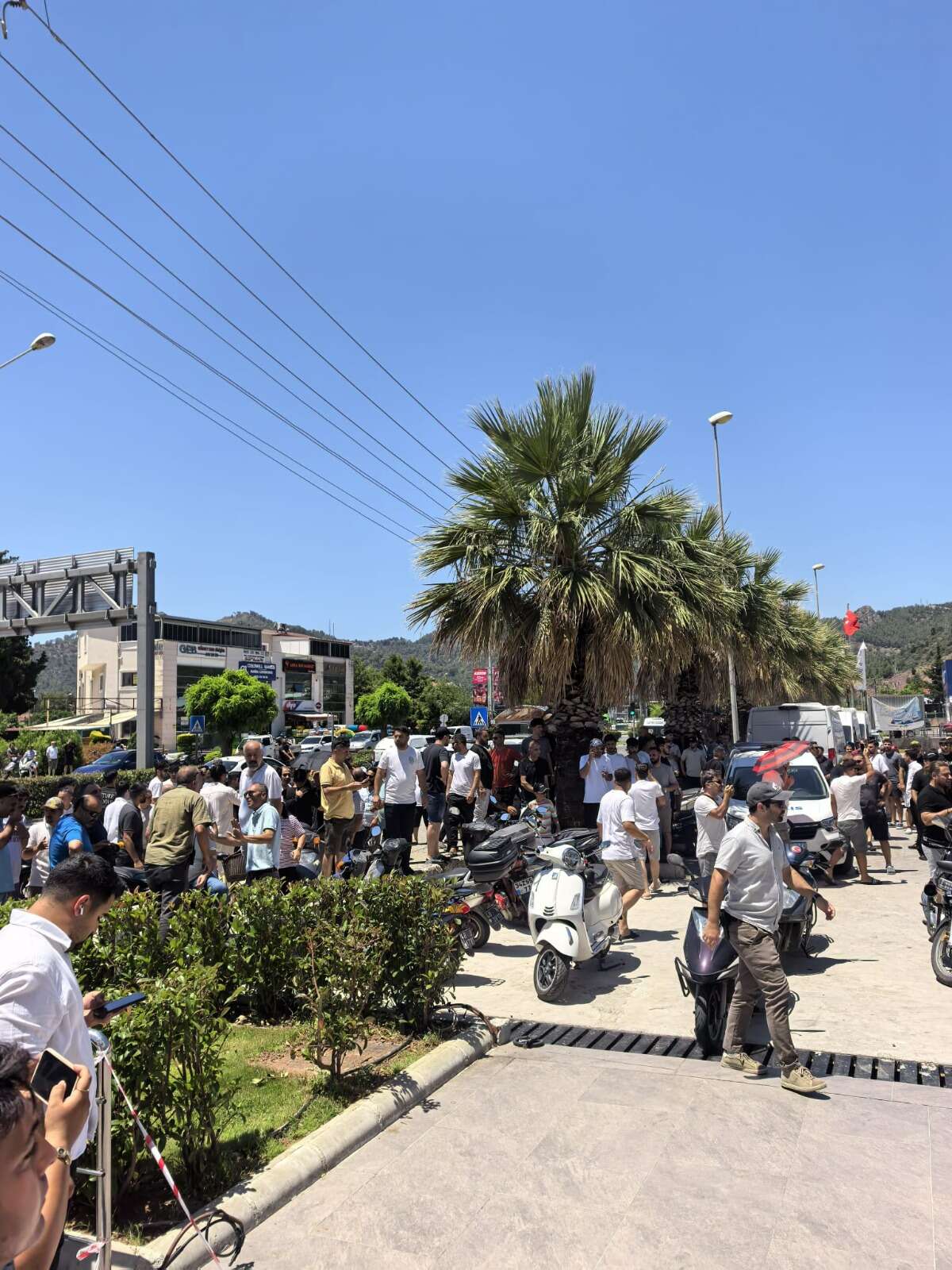 Marmaris’te Kapalı Çarşı Esnafından Belediye Protestosu: Polis Biber Gazıyla Müdahale Etti 4